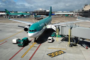 Aéroport de Dublin - avion d'Aer Lingus sur le tablier à l'aéroport de Dublin